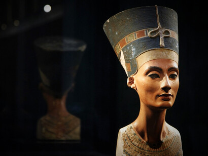 El busto de Nefertiti es un busto de piedra caliza con estuco pintado que corresponde a la gran esposa real del faraón egipcio Akenatón