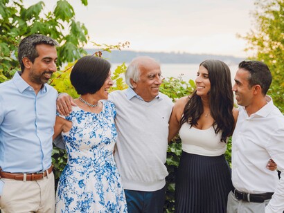 Casal de idosos com sua família na praça