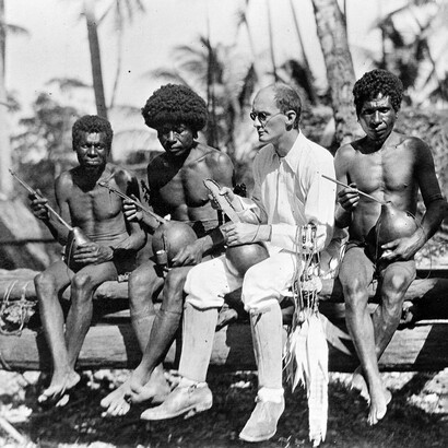 Bronislaw Malinowski sentado junto a nativos en las Islas Trobriand, entre octubre de 1917 y octubre de 1918