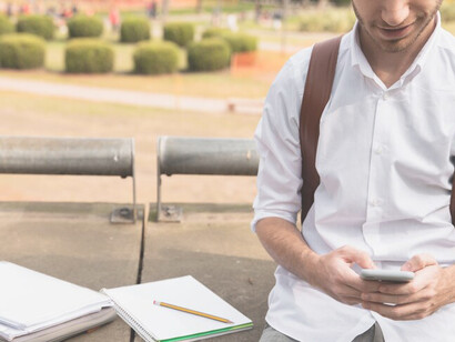 Student in a major city with study materials, highlighting the experience of academic migration and international student life