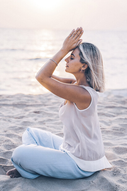 Mujer practicando yoga. El autocuidado es parte fundamental para conectar con la energía femenina
