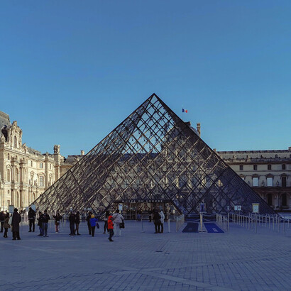 Pátio externo do Musée du Louvre em Paris, França