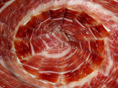 Algunos admiran el jamón y otros se resisten a comer carne cruda
