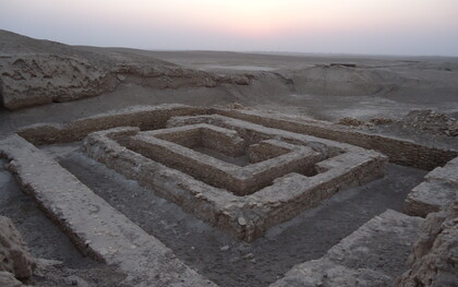 Primero: la ciudad de Uruk —hoy conocida como Warka— tiene una larga historia. De acuerdo con los arqueólogos, Uruk fue la primera ciudad de la historia de la humanidad, fundada en el año 4000 a. C., Mesopotamia.  Segundo: también es Uruk, cuna de la escritura, alrededor del año 3200 a. C. Al crear el primer sistema de escritura, los habitantes de Uruk revolucionaron la capacidad de la humanidad para intercambiar información, Irak