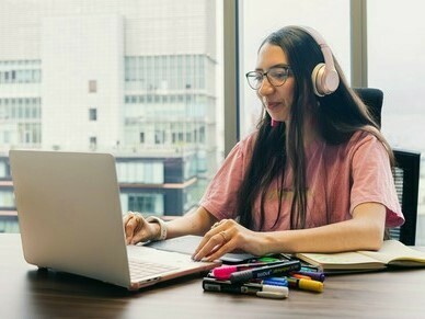 O uso de recursos audiovisuais, plataformas digitais, jogos educativos, simulações, realidade virtual e ambientes gamificados amplia o potencial de engajamento e favorece metodologias mais ativas. No entanto, esse movimento também impõe desafios éticos e pedagógicos, pois a simples adaptação da forma não garante, por si só, a qualidade, a profundidade e a formação crítica dos sujeitos
