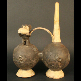 Botella asa puente silbato

Materiales: Cerámica

Intermedio Tardío

Medidas: 245 mm de ancho x 193 mm de alto