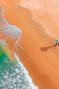 Pessoa passeia pela areia da praia com guarda-sol colorido