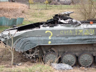 Tanque de guerra utilizado por tropas russas com escrita não identifcada 