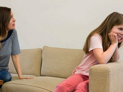 Mãe e filha em conflito. A busca pela aprovação da mãe acaba se tornando um objetivo central na vida do filho, que muitas vezes perde sua identidade ao longo do processo. O impacto psicológico desse comportamento pode ser devastador, especialmente em relação à autoestima deste filho. Criado em um ambiente em que seus próprios sentimentos e desejos não são reconhecidos, esta pessoa pode desenvolver sérios problemas de autoconfiança e autovalidação


