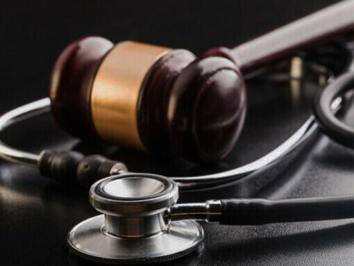 La enfermedad y la desnutrición entre las poblaciones empobrecidas son la traducción biológica de una enfermedad social.  Un mazo y un estetoscopio simbolizando la lucha por la justicia social y legal