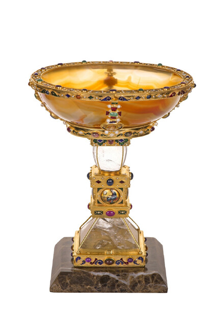 Diego Percossi Papi, Coppa Imperiale
Agata striata sorretta da due miniature con angeli e decorata con rubini, zaffiri e tormaline.
Stelo co¬stituito da due elementi di cristallo di rocca raccordati da un nodo con le miniature dei quattro evangelisti. Base in marmo
