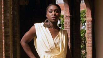 Cynthia Erivo em cena como Elphaba em Wicked. A trajetória da representatividade de mulheres negras nas produções da Disney reflete a evolução da sociedade e da indústria do entretenimento. Historicamente, os estúdios Disney foram criticados pela falta de diversidade racial e pela perpetuação de estereótipos