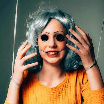 Provavelmente, essa pessoa deseja manipulá-lo, constrangê-lo em sua dúvida, como se fosse isenta de falhas. Aqueles que traem cerceiam perguntas e evitam ser questionados