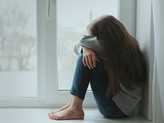 Giovane donna alla finestra. Ci sono situazioni in cui non possiamo dare consigli pur avendole vissute