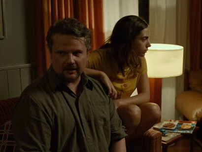 Selton Mello e Valentina Herszage sono Rubens Paiva e la figlia Veronica in una scena del film "Io sono ancora qui"