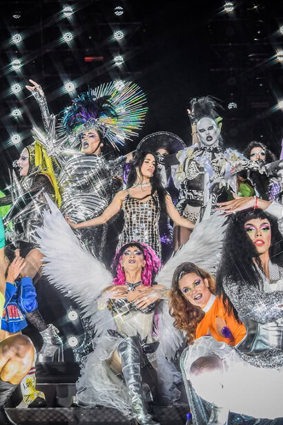 La representación LGBT ocupa un lugar central en su obra, con mensajes claros de diversidad e inclusión que trascienden el entretenimiento