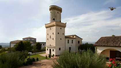 Torre colombaia, San Nicola Manfredi, Benevento, Italia. Le colombaie sono strutture dedicate all’allevamento e alla vita dei volatili senza che nessun particolare venga lasciato al caso. Spesso questo caratteristico edificio veniva considerato un elemento decorativo o di prestigio per dare lustro ai proprietari terrieri che avevano diritto di cacciarli o potevano concederlo a terzi