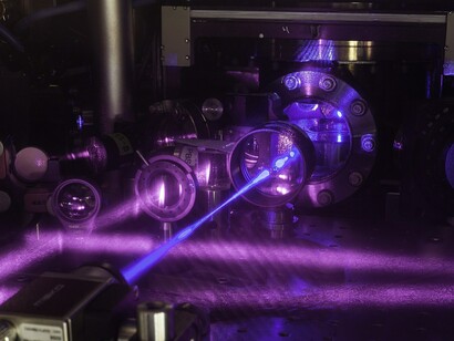 Orologio atomico a gas quantico tridimensionale (3D) del JILA, istituto di ricerca in scienze fisiche dell'Università del Colorado Boulder, Stati Uniti

