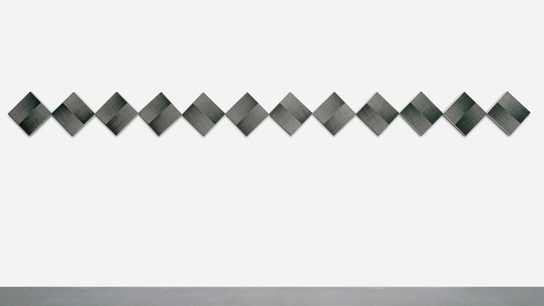 Mario Nigro, Dallo spazio totale 1954: serie di 12 rombi continui a progressioni ritmiche simultanee alternate opposte, 1965, Tempera su tavola, 12 elementi, 56,5x678 cm. Courtesy A arte Invernizzi, Milano
