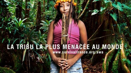 Fille dans la forêt amazonienne