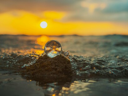 Planto meus sonhos por aí, sou um sonhador, mas não vivo nas nuvens, meus pés continuam no chão, pisando o solo irregular da vida, trazendo a mente para a realidade, para o reino das possibilidades, que também podem se tornar impossibilidades, dependendo da forma como agimos e de outras circunstâncias alheias à nossa vontade, é preciso ter força e essa a gente tira de sei lá onde dentro de nós, sei que ela existe e vem à tona quando precisamos dela e o sonho se mostra possível