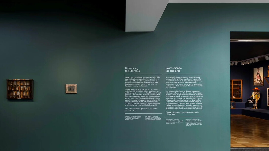 Varios artistas, Descendiendo la escalera, vista de exhibición. Cortesía de MCA Chicago
