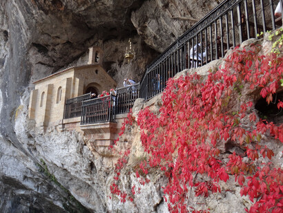 La batalla de Covadonga marcó el inicio de "La Reconquista", la expansión progresiva de los reinos cristianos del norte peninsular frente al dominio musulmán, establecido tras la invasión del año 711. Cueva Santa del Santuario de Covadonga, Asturias, España