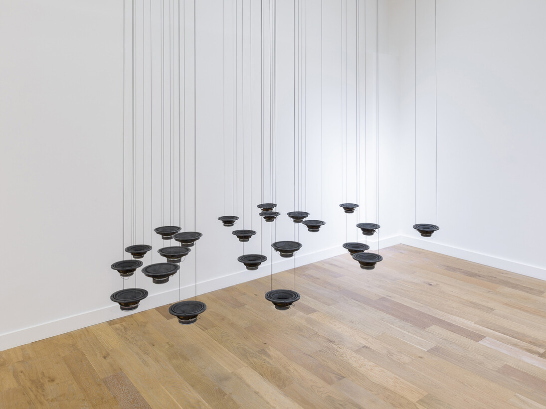 Cloud, 2007, 22 haut-parleurs, graphite, audio, amplificateur, lecteur CD, dimensions variables 22 speakers, graphite, audio, amplifier, CD-player, variable size