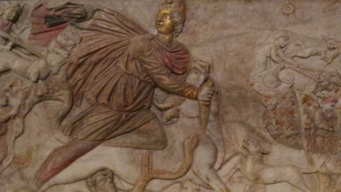 Grande rilievo del dio Mitra, divinità orientale celebrata nella Roma imperiale, illustra l'uccisione del toro con un coltello