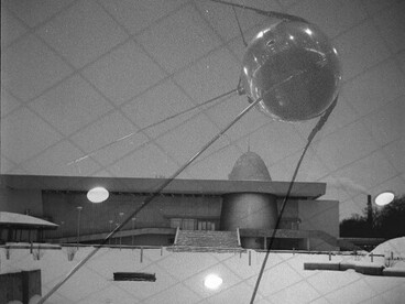 Foto da una serie di scatti realizzati con tecniche di esposizione multipla. Una fusione di due elementi culturali di Kaluga: la storia della città e il tema dello spazio. L'autrice ha voluto mostrare come Kaluga respiri letteralmente spazio e ispiri a conquistare nuove vette. Foto di Natalia Kotoreva