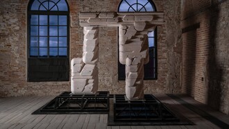 "Anti-Ruin" è un esperimento architettonico in più fasi ispirato agli scritti di Nassim Nicholas Taleb sulla casualità e il disordine. Cerca di invertire le fragilità intrinseche dell'ambiente costruito abbracciando l'entropia, l'adattamento e la riconfigurazione continua attraverso un sistema combinatorio di blocchi aggregati, simili a molecole. Ph Lloyd Lee