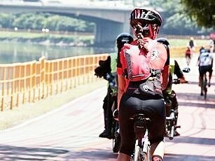 Ciclistas pedalam na ciclovia do Rio Pinheiros em São Paulo, Brasil. O trecho após o Parque do Povo sentido Parque Vila Lobos se torna mais “profissional”, com ciclistas apetrechados pedalando numa velocidade mais acentuada. Creio que também se dá a partir da Ponte João Dias em direção Interlagos