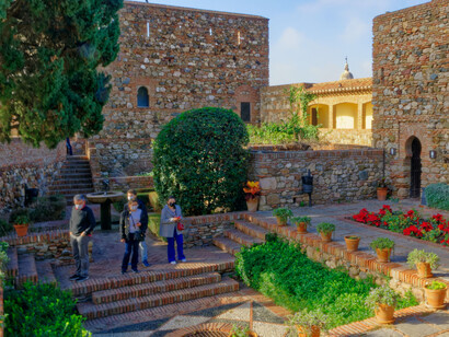 Por la calle de la Amargura, podrán subir hacia el Castillo de Gibralfaro, parada obligada y de pago si aman los castillos
