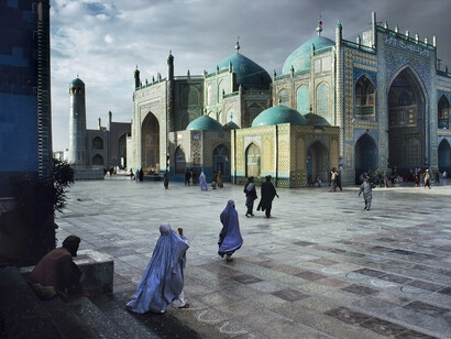 Salat at the Blue Mosque in Mazar-E-Sharif © Steve Mccurry. Image courtesy of Huxley-Parlour Gallery