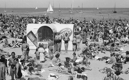 Sven Türck (Copenhague, 1897 – 1954) capturó la alegría danesa con su cámara; la Playa Bellevue fue, sin duda, uno de sus mejores escenarios. Situada en Klampenborg, a unos 10 kilómetros del corazón de Copenhague, Dinamarca