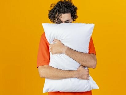 Qualche volta capita che una persona si trovi al lavoro, con la testa confusa che non gli consente di trovare una soluzione, ma può consultare il suo insegnante, cioè il sonno