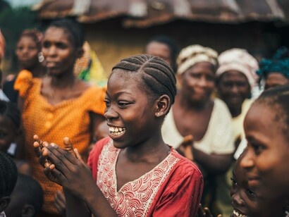 Gli africani hanno vestiti sgargianti, rispetto ai colori bui degli europei