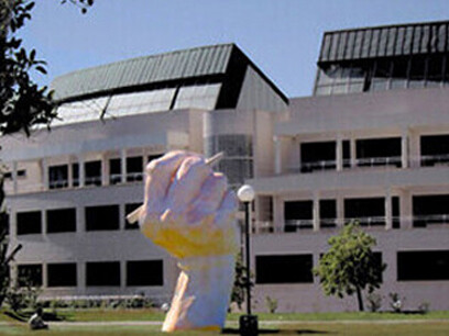 En el discurrir de sus días, ha ido encontrando el latir de aquellas palabras que han ido entregando sentido a su vida, o más bien, su vida ha sido transcrita en versos. Dibujar el espacio. Campus Universidad de Alicante, España