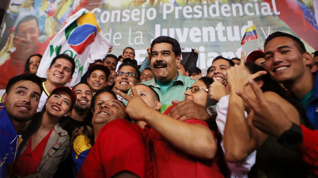 El presidente Nicolás Maduro con jóvenes venezolanos