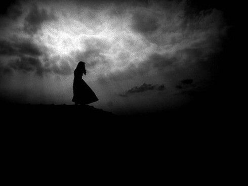 Non riesco comunque a distogliermi dal senso di disagio e oppressione che sento