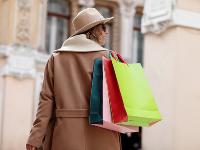 Se cerchi un'esperienza più autentica, il mercato di Campo de' Fiori è un luogo pittoresco dove puoi acquistare prodotti freschi, fiori e prodotti artigianali. La piazza è anche circondata da piccoli negozi e trattorie, ideali per una pausa, Roma, Italia