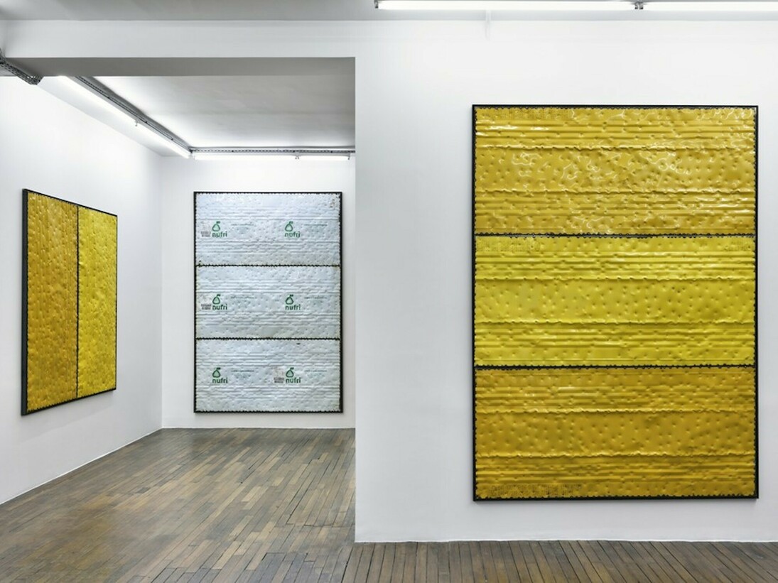 Extrait (tôle,choc) Contre-Attaque, Exhibition view. Courtesy of Galerie Thomas Bernard