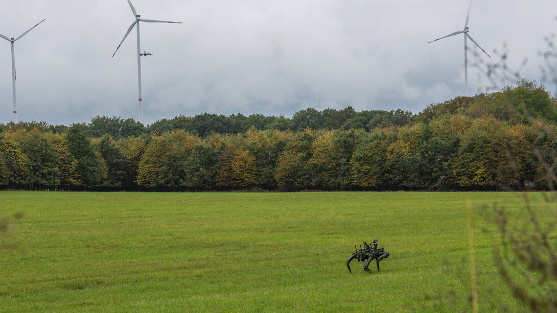Un pequeño sistema aéreo no tripulado (sUAS) y un perro robot se integran en un estudio durante una demostración de entrenamiento de campo en el complejo de entrenamiento en  2023. Complejo de entrenamiento Polygone en Bann, Alemania
