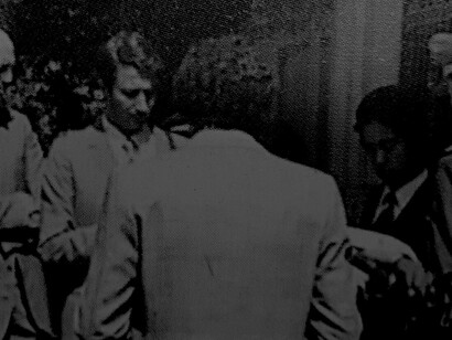 Marzo de 1975: un jovencísimo Antonio Arévalo, acompañado entre otros del diplomático Emilio Barberini, a punto de abandonar su patria natal