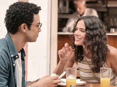 Bruna Marquezine e Sérgio Malheiros em cena da série. O romantismo é coisa de livro, algo do passado