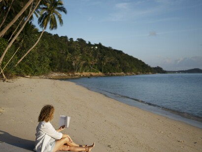 Mulher lê na praia sob o sol. "O Escorpião" [OE] (Porto, Editora Exclamação, 2025). 74 textos. A Arte Breve da narrativa entre o conto e o microconto, o contoário oral e o erudito, dialogante com diversificado intertexto (do literário ao pictórico), identificado ou aludido, com dedicatários ou não, oscilando da previsibilidade à imprevisibilidade, da grande angular ao punctum (Roland Barthes) que a sinaliza… 