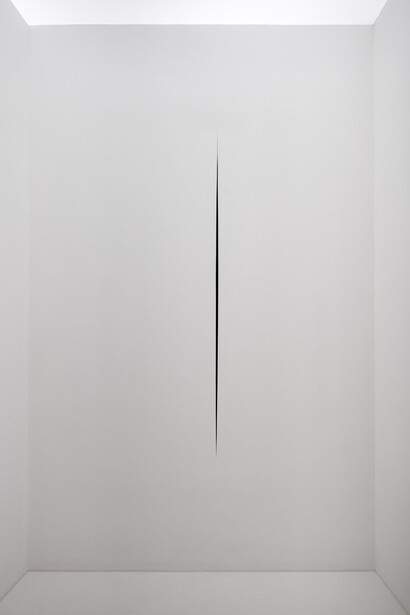 Lucio Fontana, Ambiente spaziale in Documenta 4, a Kassel, 1968/2017, veduta dell’installazione in Pirelli HangarBicocca, Milano, 2017. Courtesy Pirelli HangarBicocca, Milano. © Fondazione Lucio Fontana. Foto: Agostino Osio