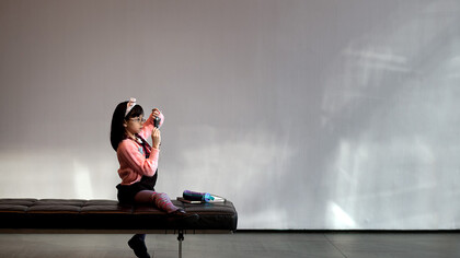 Criança tira foto em museu