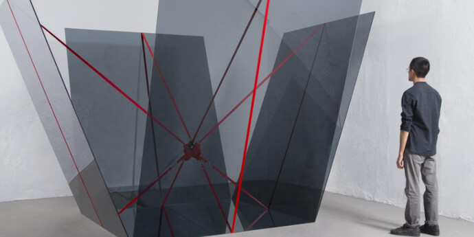 Jose Dávila (*1974), A cube symbolically has no middle point, 2017