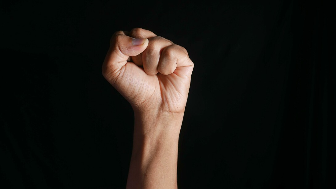Um punho cerrado como parte da defesa